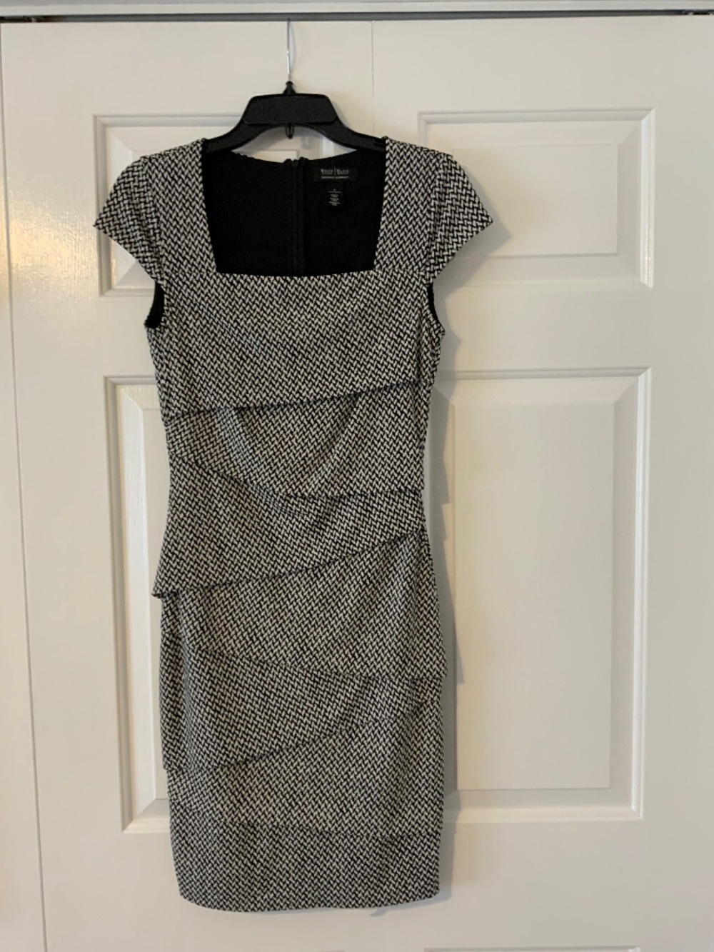White House/Black Market - Dress Black & White Small geometric Pattern - Size 4